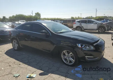 2015 Volvo S60 Premier z USA, uszkodzony, nr VIN YV126MFK5F1336215